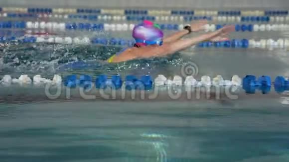 慢动作女运动员以蝴蝶的方式游泳视频的预览图