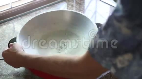 男人展示干净的煎锅视频的预览图