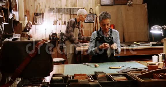 工匠缝制一件皮革视频的预览图