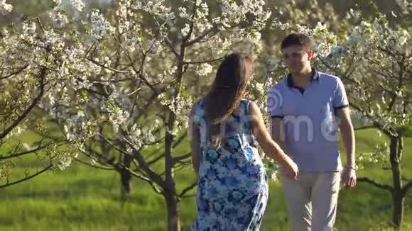 一位孕妇和她的丈夫在春天去公园视频的预览图