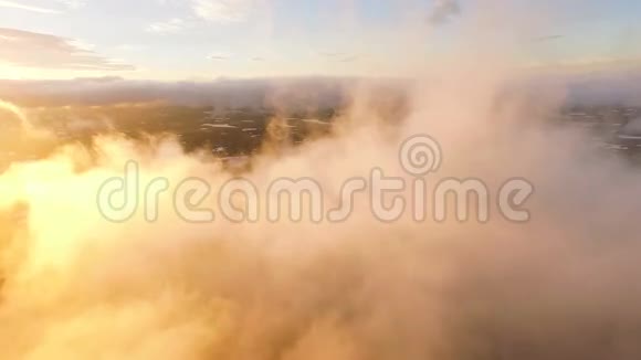 云层中的火山在云中飞翔日落时分的堪察加视频的预览图