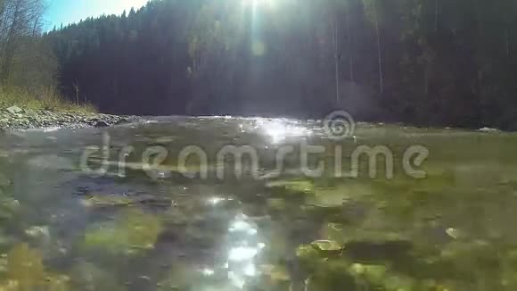 山河景观清澈的水有眩光和彩色的石头视频的预览图