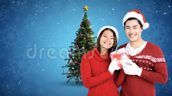 有圣诞树和礼物的冬季夫妇视频的预览图