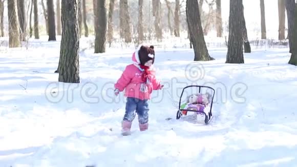 在森林里雪橇的小女孩视频的预览图