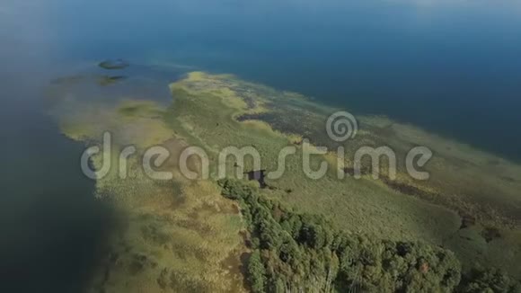 空中无人机在湖中央一个天然浅滩上的视频视频的预览图