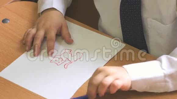 幼儿用毛毡笔画图片特写视频的预览图