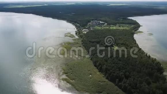 空中无人机在湖中央一个天然浅滩上的视频视频的预览图