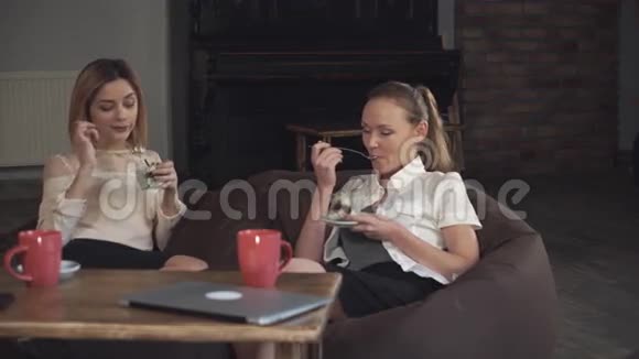 两个办公室女工在吃甜点视频的预览图