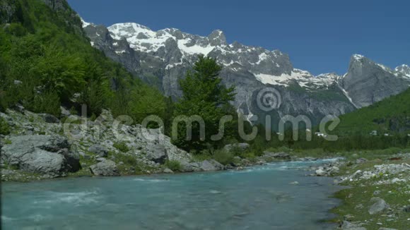 美丽的山与流动的河流视频的预览图