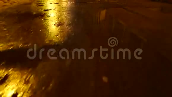 在夜晚穿过人行道上的水坑4UHDK视频的预览图