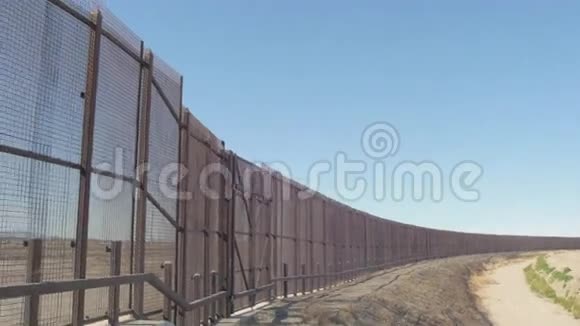 从侧面看美国和墨西哥边境围栏视频的预览图