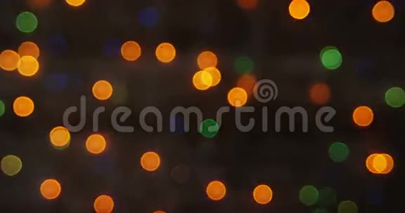 在木板上发光的彩色圣诞灯视频的预览图