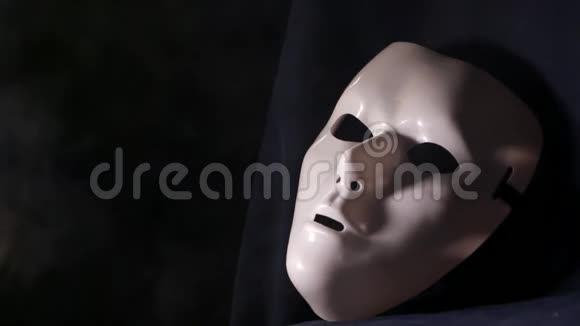 白色神秘面具在焦点视频的预览图