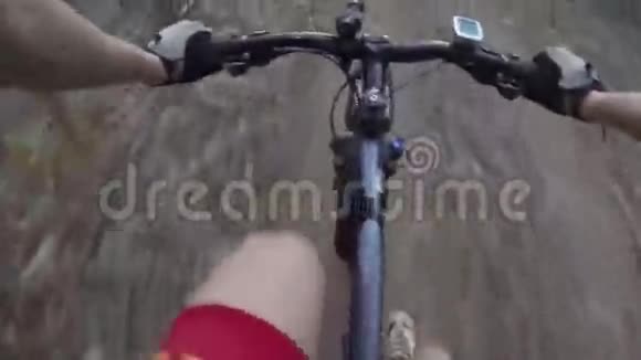 从骑自行车的人的眼睛可以看到森林中骑自行车的极端山地自行车视频的预览图