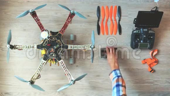 定制无人机六翼飞机测试和运行在木制地板上视频的预览图