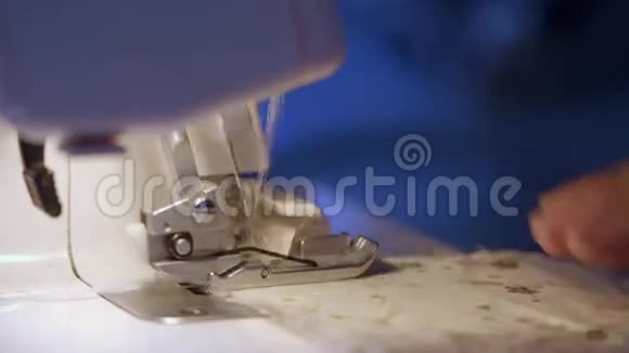 女裁缝衣服和她的超锁机视频的预览图