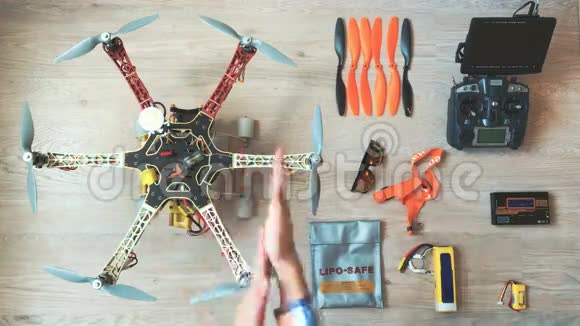 定制无人机六翼飞机测试和运行在木制地板上视频的预览图