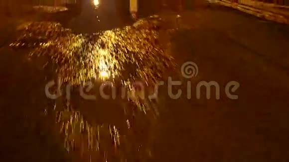 在夜晚穿过人行道上的水坑4UHDK视频的预览图