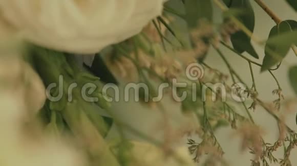 婚礼的细节美丽的花朵装饰花卉成分装饰着花的布置地点视频的预览图