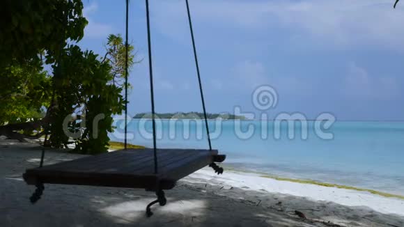 美丽的马尔代夫海滩与秋千视频的预览图
