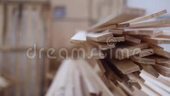 木匠把木垛上的木料移位了视频的预览图