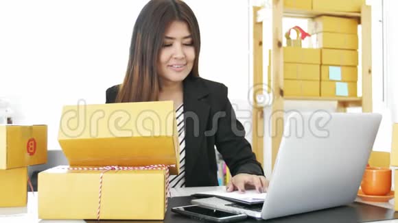 年轻业主妇女在网上创业中小企业送货项目妇女在网上创业或中小企业视频的预览图