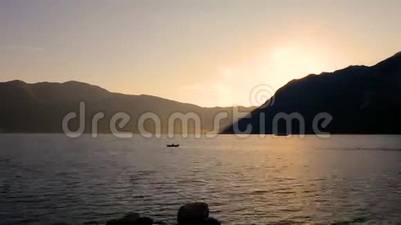 黑山的海洋和山脉日落视频的预览图