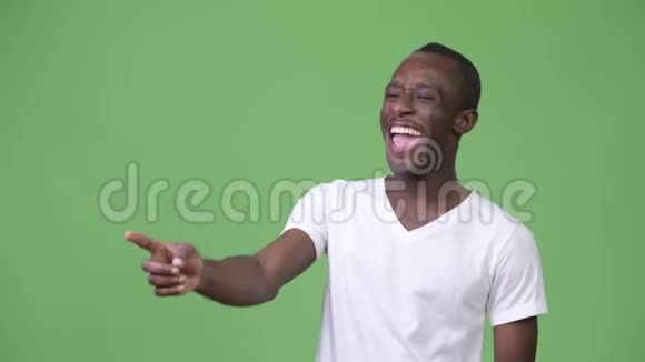 年轻快乐的非洲男人笑着指指点点视频的预览图