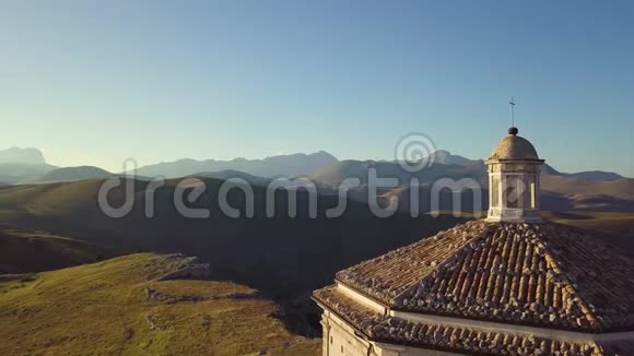 意大利阿布鲁佐山谷中乡村教堂惊人的4k轨道飞行器视频的预览图