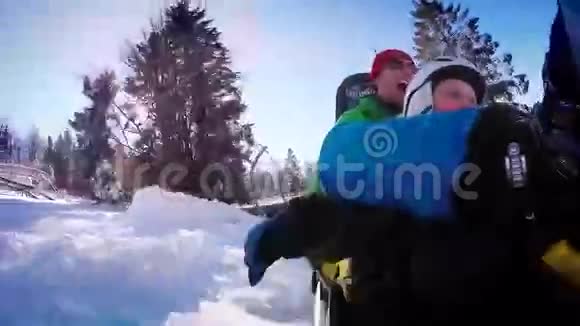 4K镜头儿子和父亲享受冬季雪橇的吸引力视频的预览图