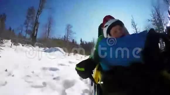 4K随后的人们在雪橇上的镜头和栏杆上自己视频的预览图
