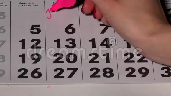 女性计划在日历上面试手指与标记制作高光视频的预览图