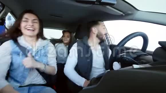 一家人在家里的车里跳舞快乐的微笑视频的预览图