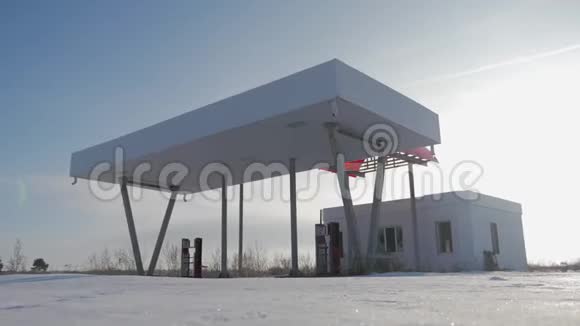 冬天路边废弃加油站的景色废弃的加油站没有燃油标志视频的预览图