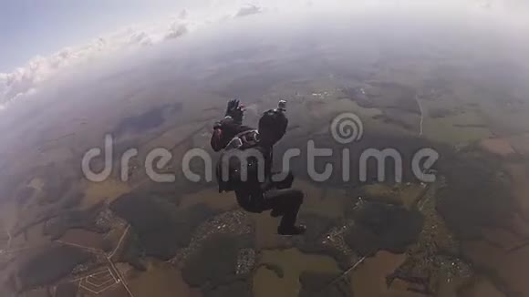 职业跳伞运动员在空中自由落体保持平衡极端视频的预览图