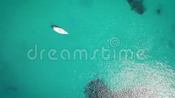 意大利撒丁岛对地中海的无人机鸟瞰夏天视频的预览图