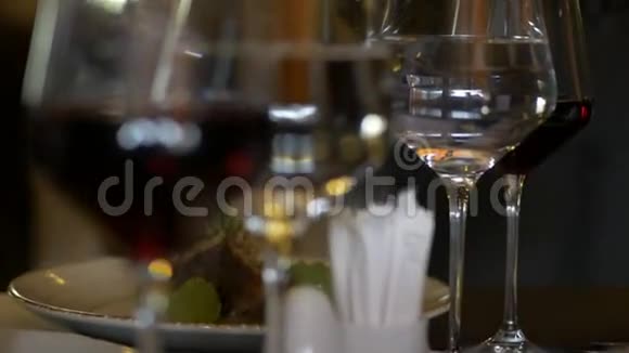 一个侍者在一家豪华餐馆用玻璃杯倒红酒视频的预览图