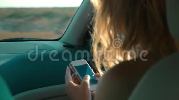 手持智能手机的女车乘客视频的预览图