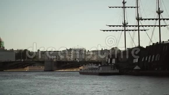 俄罗斯圣彼得堡中心涅瓦河大桥和木船视频的预览图