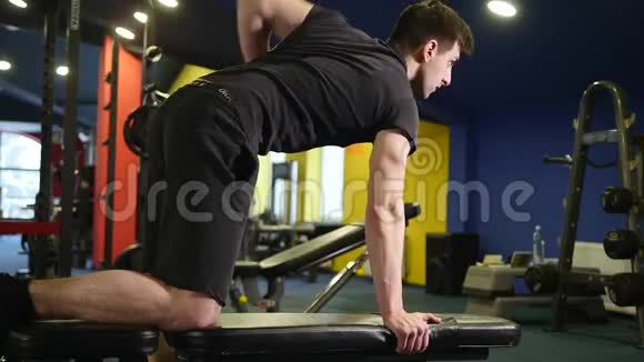 帅哥运动健将健身房做哑铃健身运动视频的预览图