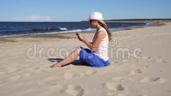 在海边拍孩子照片的女人视频的预览图