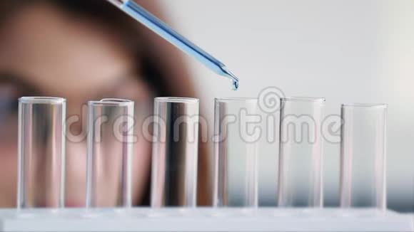 女科学家把液体滴到试管里视频的预览图