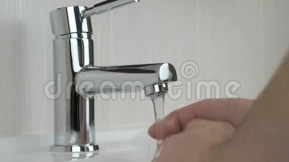 在酒店浴室洗手池洗手的人视频的预览图