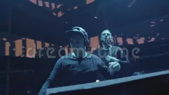 迪斯科DJ演奏和混合音乐视频的预览图
