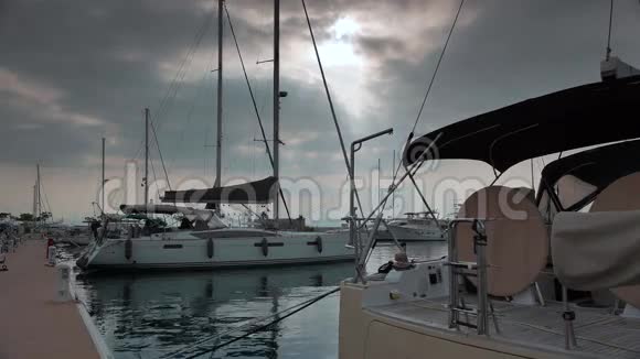 停泊在码头的现代帆船视频的预览图