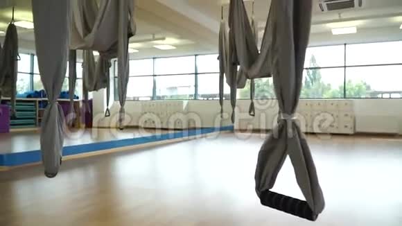 慢速运动灰色吊床悬挂飞行瑜伽在健身房滑视频的预览图