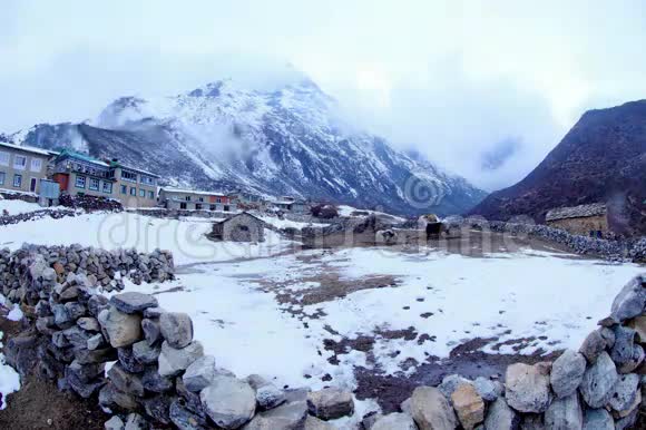 4K尼泊尔多勒村喜马拉雅山日落时间视频的预览图