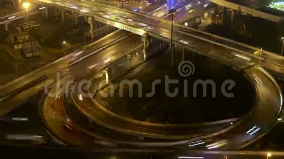 缩短繁忙高架道路交叉口的时间间隔黄昏时的天际线上海视频的预览图