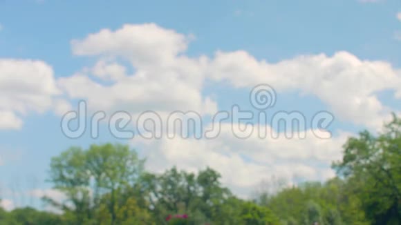 在蓝天和云朵的背景下一个活泼的女人在缓慢地奔跑视频的预览图