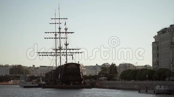 俄罗斯圣彼得堡中心涅瓦河大桥和木船视频的预览图